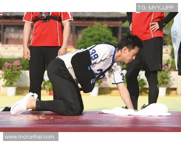 邓超与足球明星的友谊之路：从绿茵场到荧幕的精彩瞬间