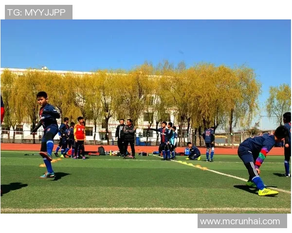 阳光下的足球明星展现青春活力与梦想追逐的完美瞬间